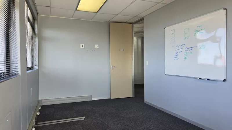 208 m² Office to let in Boulevard Place, Boulevard Place - North Lobby (photo 22)