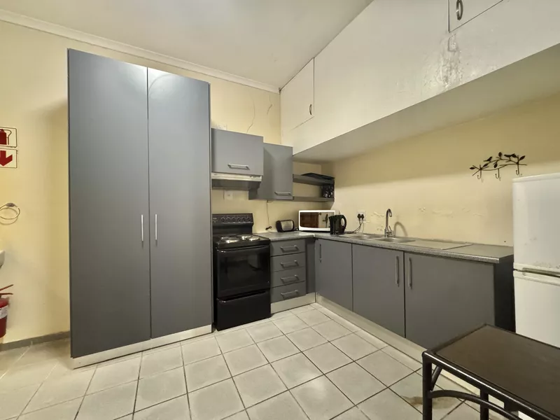 161 m² Office to let in Cape Town City Centre/CBD, 10 Venken Lane (photo 3)