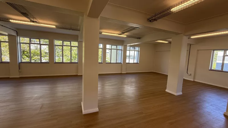 238 m² Office to let in Claremont, Grove Building (photo 20)