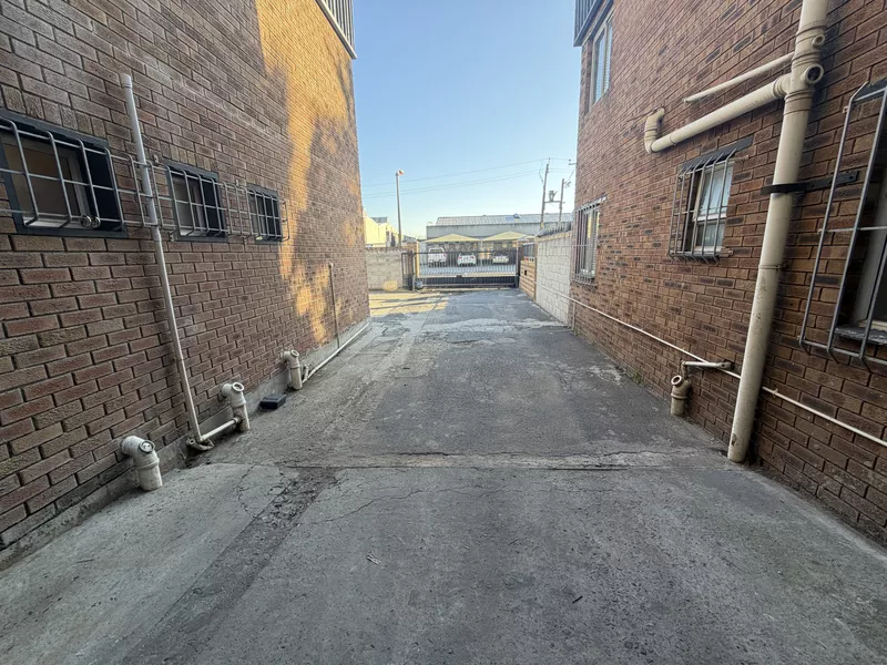 1 350 m² Industrial for sale in Blackheath, 27 Anfield Road (photo 3)