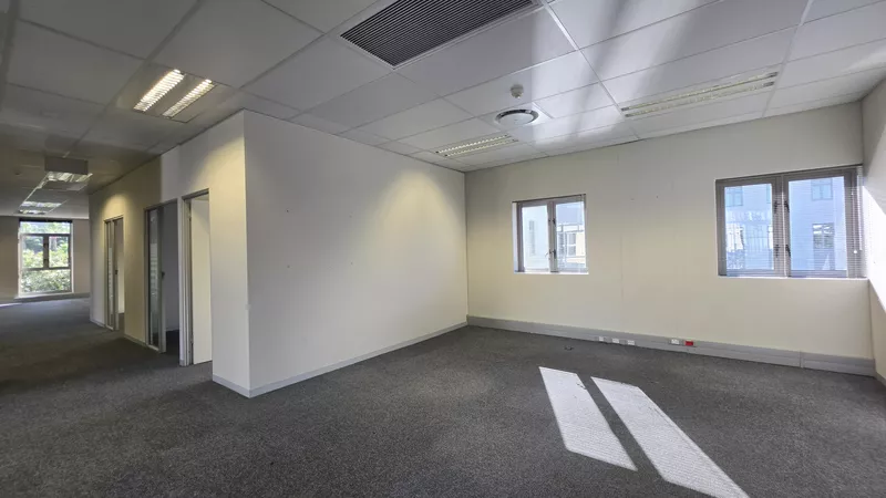 273 m² Office to let in Century City, Grosvenor Square - Block D (photo 24)