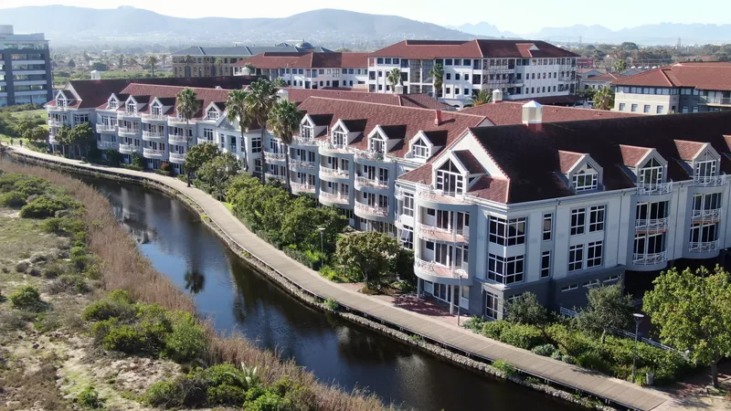 432 m² Office to let in Century Square, Century Square - Block D (photo 1)