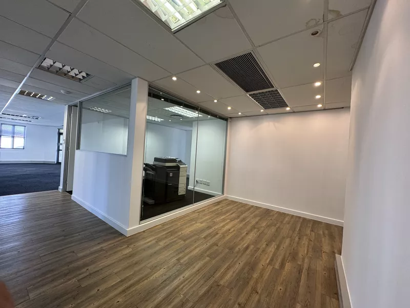 1 950 m² Office for sale in Tyger Valley, Biella Building (photo 8)