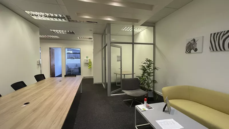193 m² Office to let in Observatory, Gate House (photo 5)