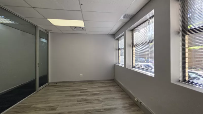 409 m² Office to let in Tygerberg Office Park, Tygerberg Office Park - Plattekloof House (photo 37)