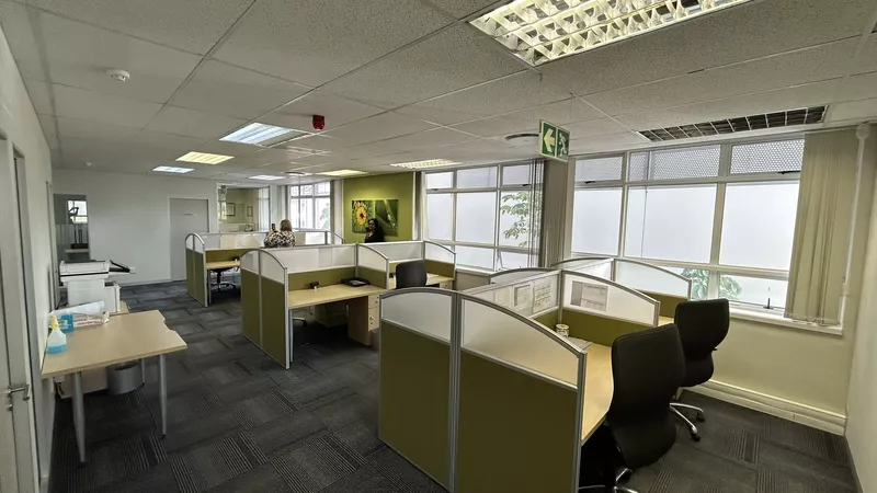 303 m² Office to let in Claremont, Grove Exchange (photo 7)