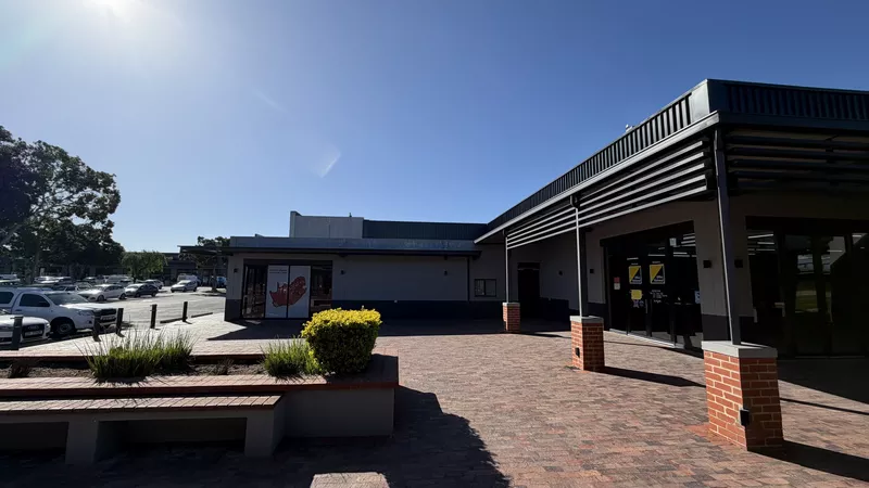 1 100 m² Retail property to let in Brackenfell, Brackenfell Shopping Centre (photo 2)
