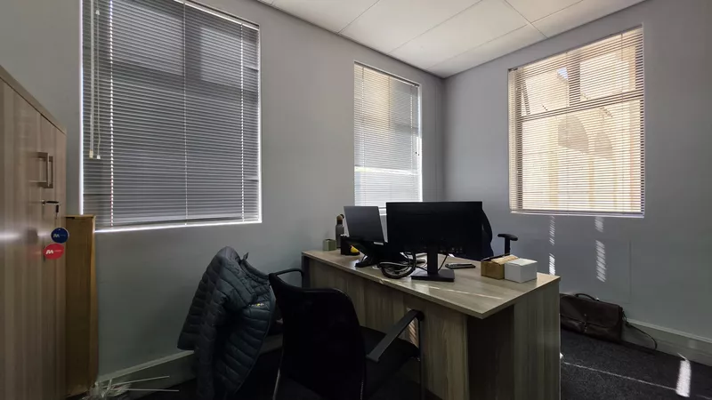 684 m² Office to let in South Gate Office Park, Waterside Place (photo 38)