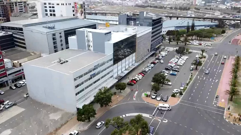 900 m² Office to let in Cape Town City Centre/CBD, Cubana House (photo 2)