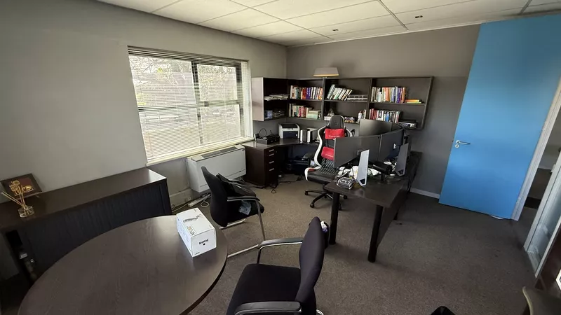 141 m² Office to let in Mowbray, River Park (photo 15)