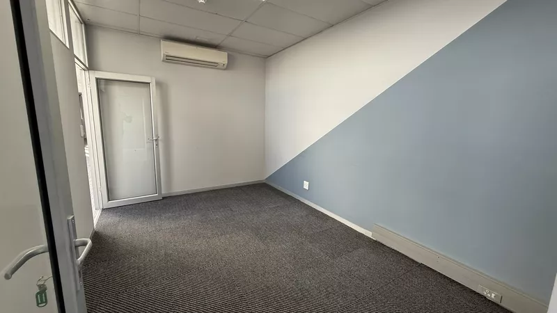 2 300 m² Office to let in Observatory, Deneb House (photo 57)