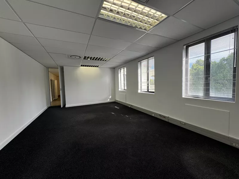 1 950 m² Office for sale in Tyger Valley, Biella Building (photo 19)