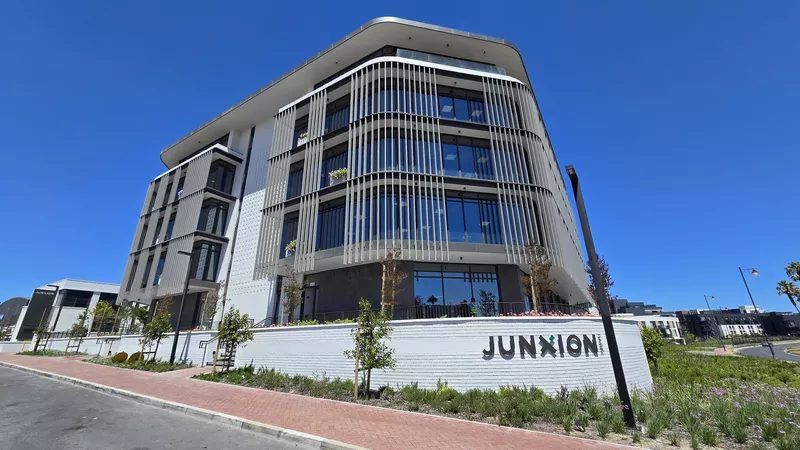 1 135 m² Office to let in Century City, Junxion Park - Building 1 (photo 2)