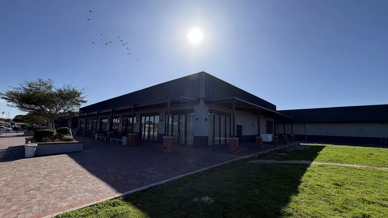 800 m² Retail Property to let in Brackenfell, Brackenfell Shopping Centre (photo 1)