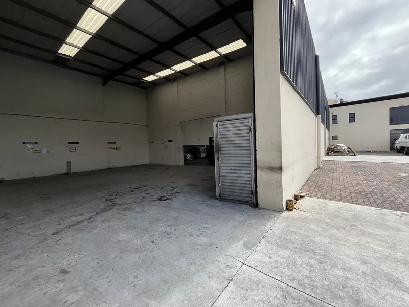 992 m² Industrial to let in Airport Industrial, 10 Concorde Crescent (photo 12)