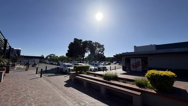 1 100 m² Retail property to let in Brackenfell, Brackenfell Shopping Centre (photo 3)