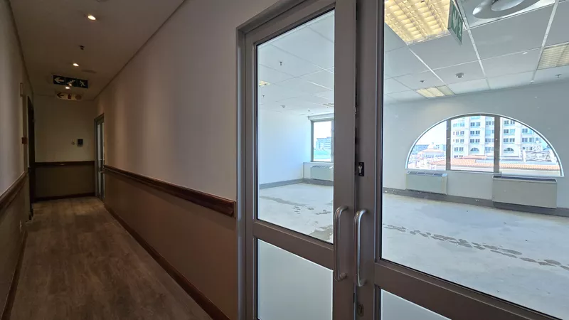 147 m² Office to let in Century City, Canal Tower - West (photo 13)