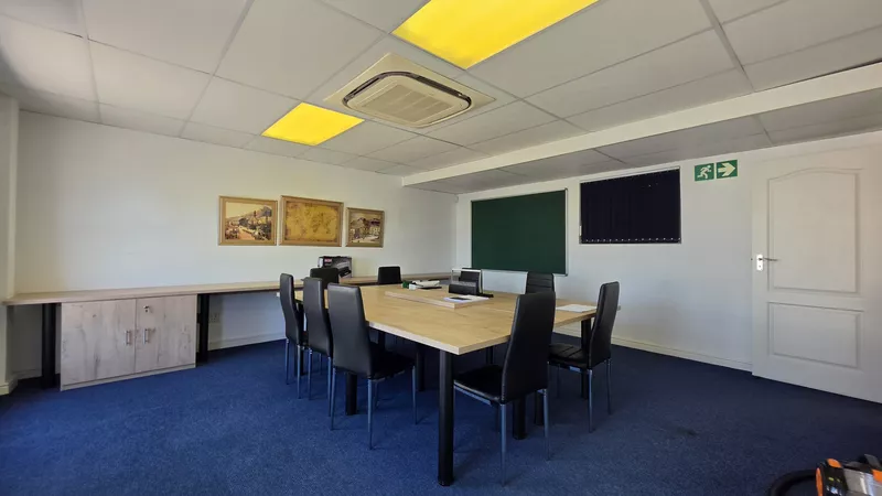 647 m² Office to let in Century City, 5 Edison Way - Century Gate (photo 47)