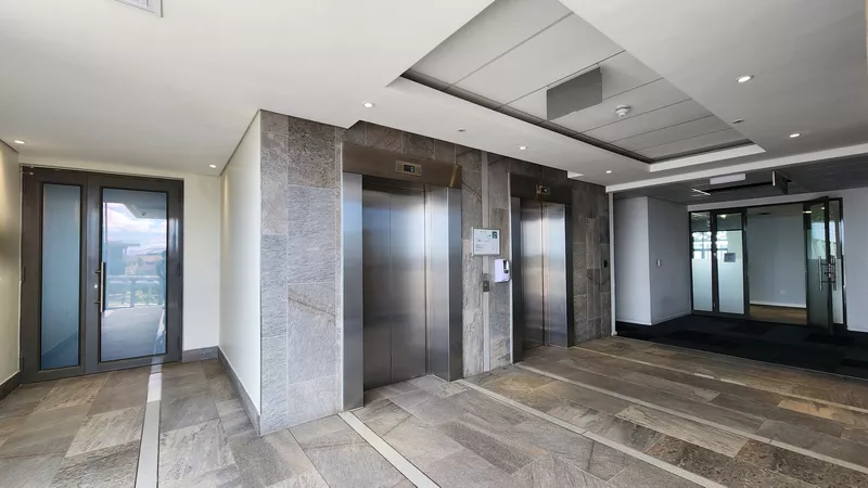 814 m² Office to let in Century City, 5 on Century City Drive (West) (photo 8)