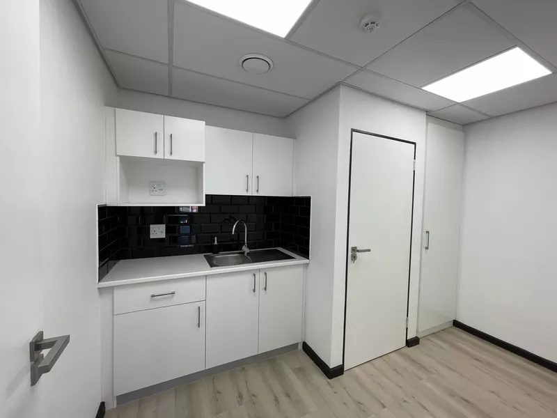 215 m² Office to let in Cape Town City Centre/CBD, 172 Long Street (photo 16)