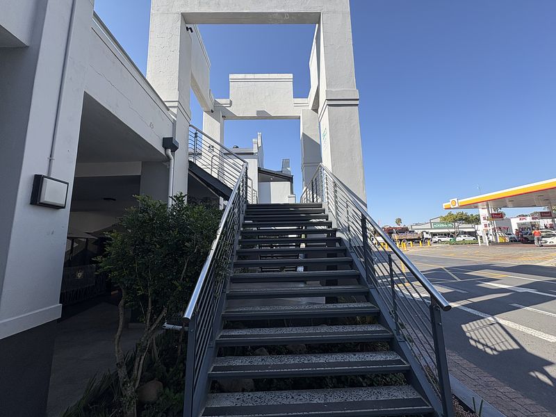 589 m² Retail property to let in Durbanville, Village Square (photo 12)