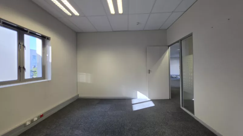 273 m² Office to let in Century City, Grosvenor Square - Block D (photo 30)