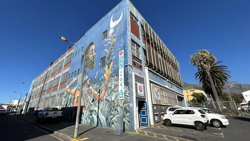 860 m² Office to let in Salt River, 39 Salt River Road (photo 2)