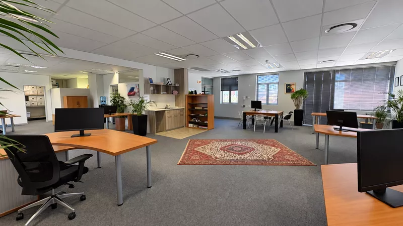 174 m² Office to let in Century City, Grosvenor Square - Block E (photo 8)