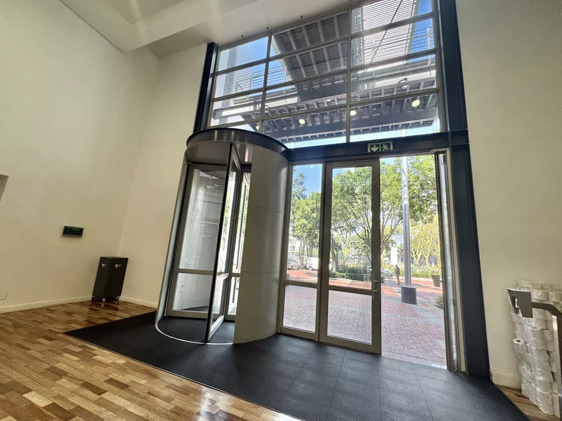 260 m² Property to let in Waterfront, Merchant House (photo 2)