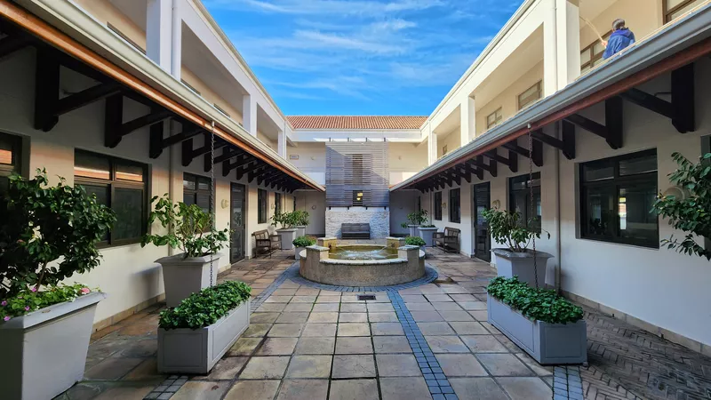 208 m² Office to let in Boulevard Place, Boulevard Place - North Lobby (photo 5)