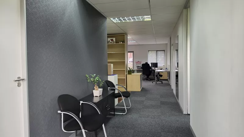 186 m² Office to let in Central Park, The Pavilion (photo 14)