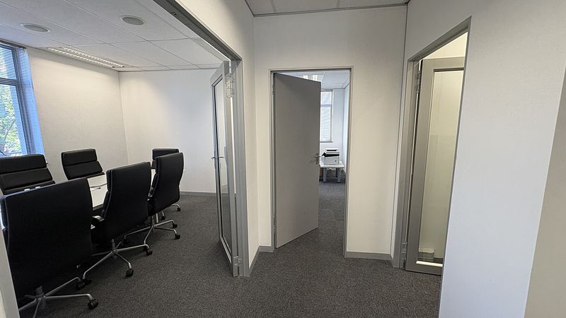 124 m² Office to let in Century City, Eaton House (photo 17)