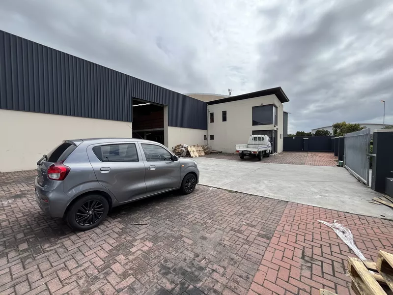 992 m² Industrial to let in Airport Industrial, 10 Concorde Crescent (photo 5)