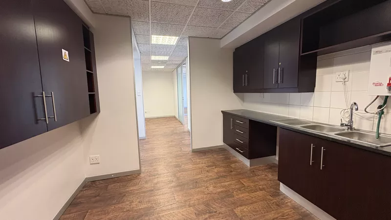 553 m² Office to let in Paarl, 1 Breda Street (photo 40)