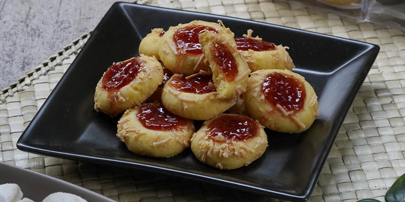 Baking World Resep Kue Kering Natal Thumbprint Strawberry Cookies