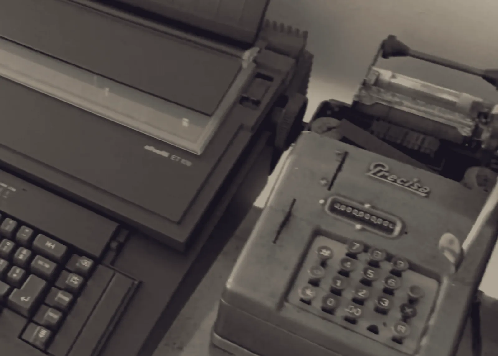 Un'Olivetti ET 109 e una calcolatrice Precise d'epoca.