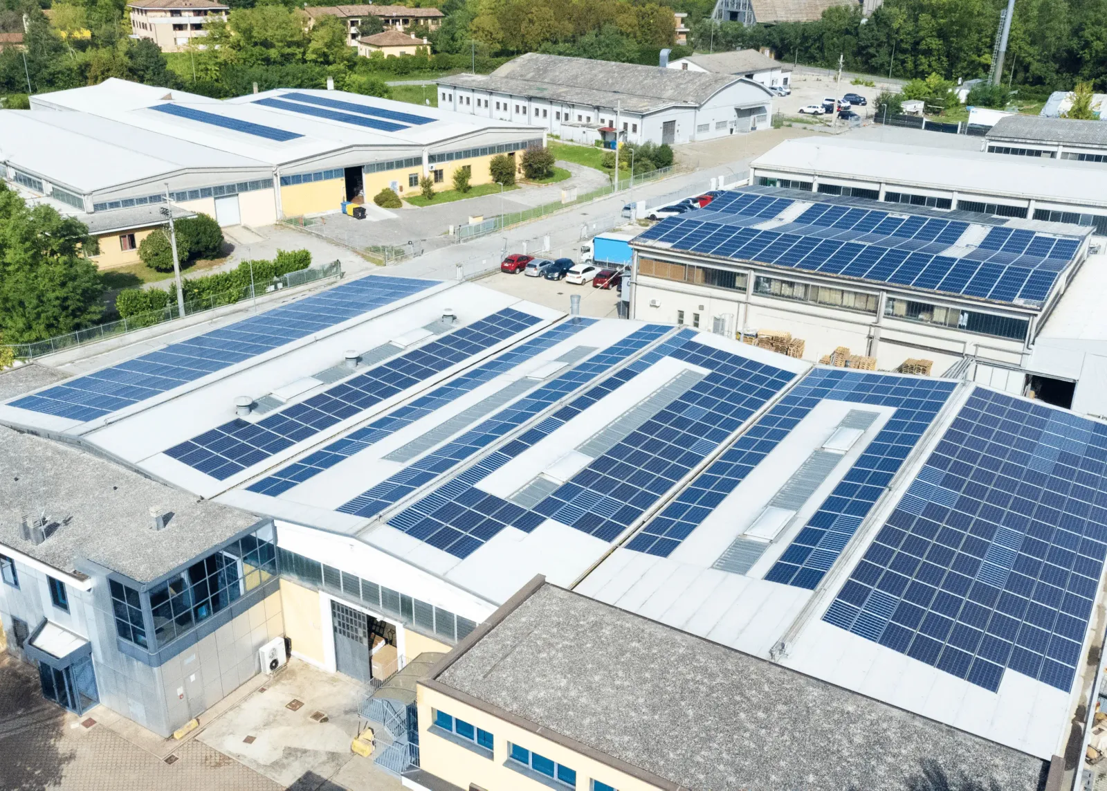 Vista aerea delle sedi produttive della Baldan con pannelli solari sul tetto.