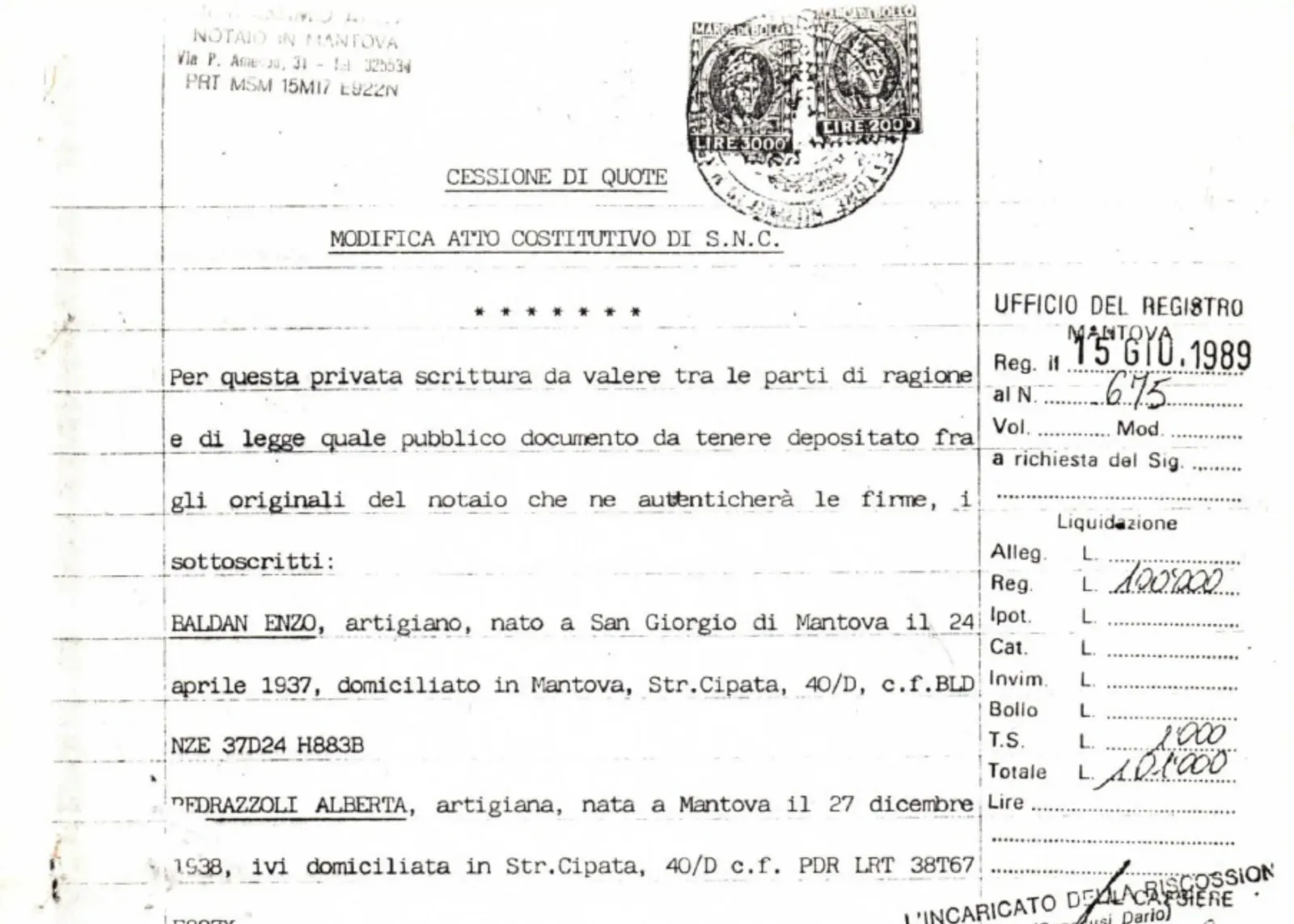 Grani di plastica blu versati in un sacco bianco.