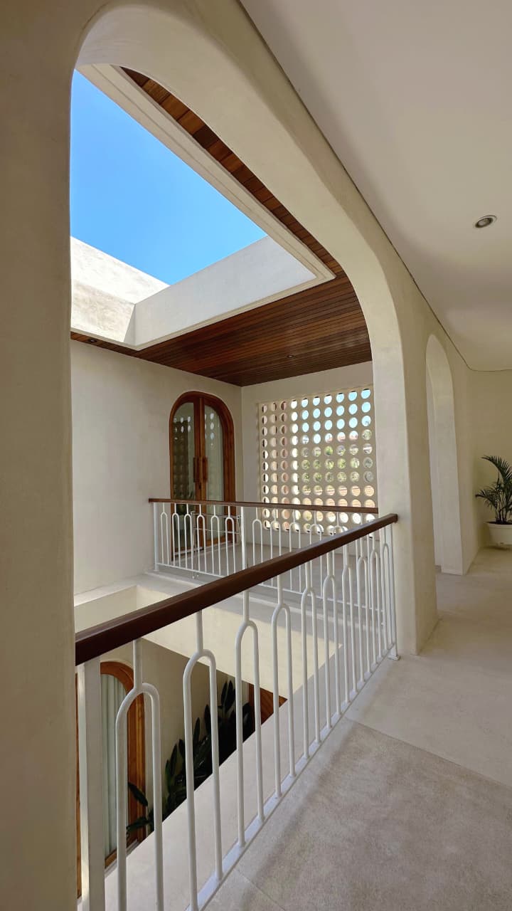Spacious 3BR Villa w/ Private Pool and Rooftop Jacuzzi, Beachfront Setting, photo 2