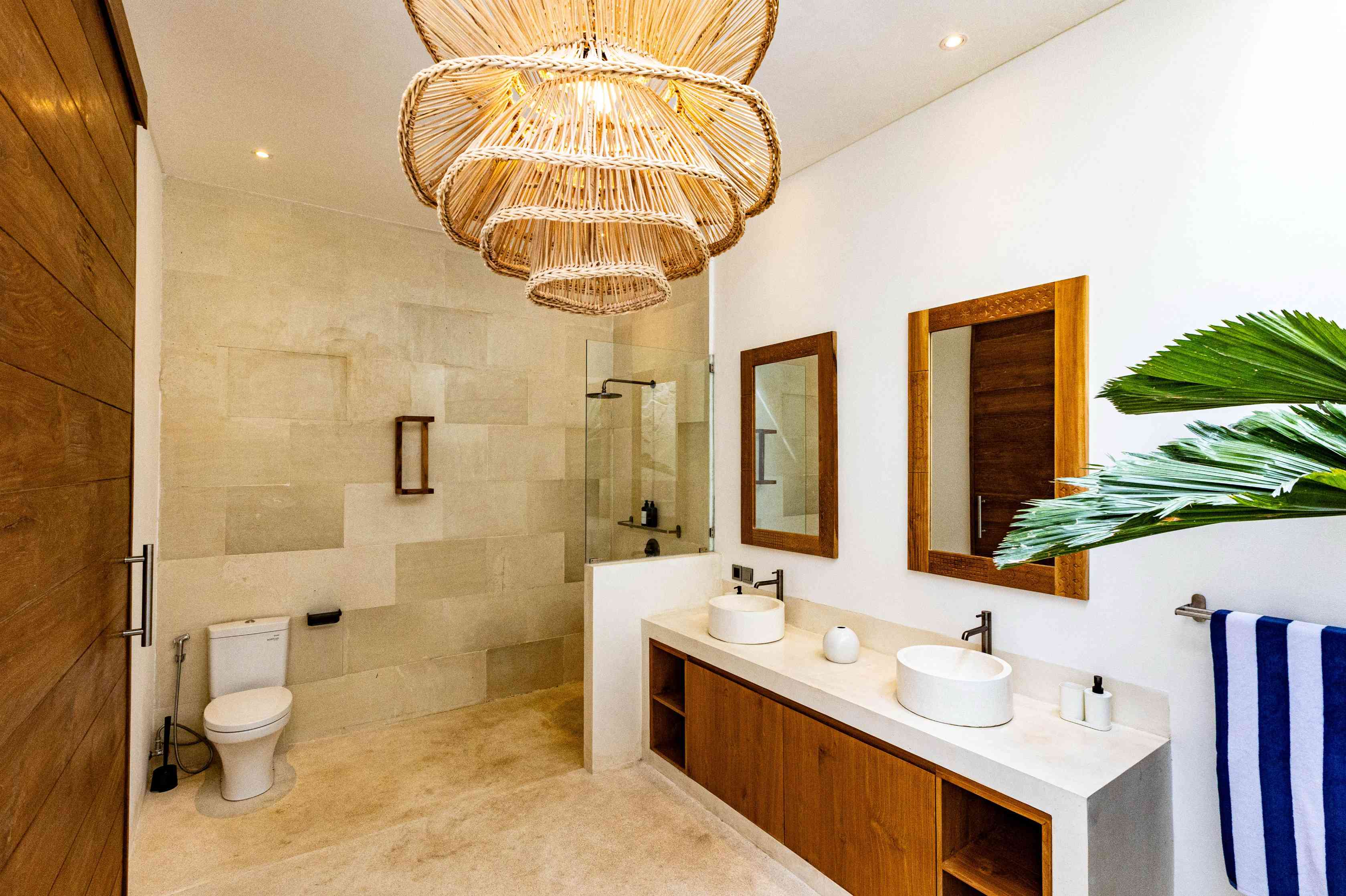 Refined 3BR Villa w/ Rooftop Patio and Sunset Views, Quiet Lane, photo 14