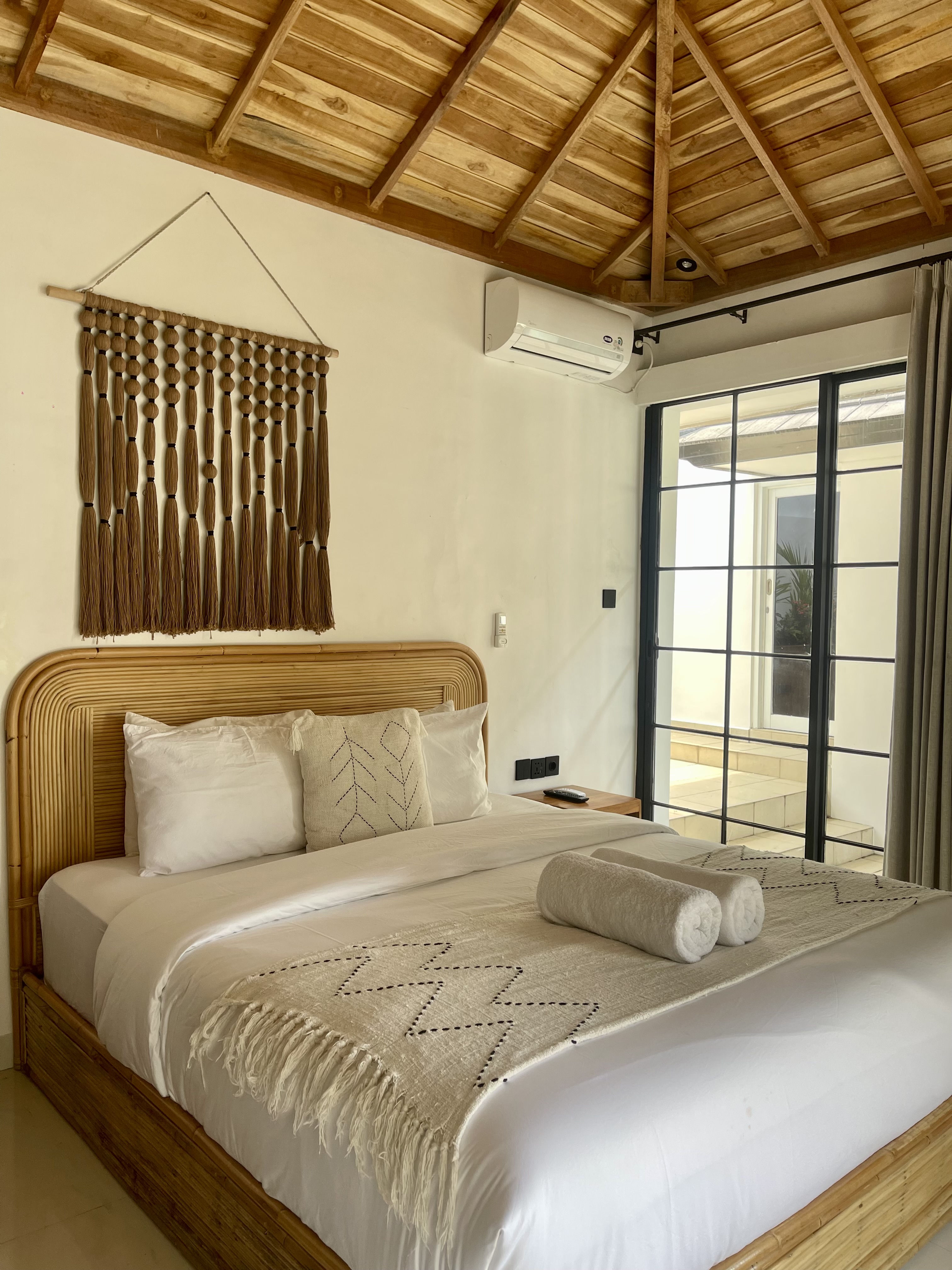 Tropical 3BR Villa w/ Swimming Pool and Jungle View, Clifftop Setting, photo 5