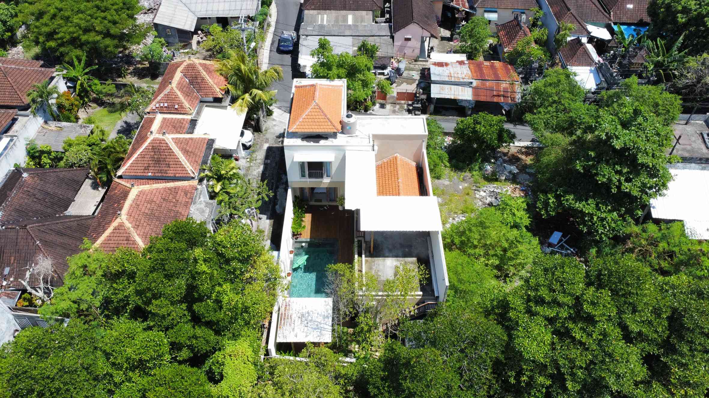Modern 3BR Villa w/ Rooftop Patio and Private Pool, Beachfront Setting, photo 4