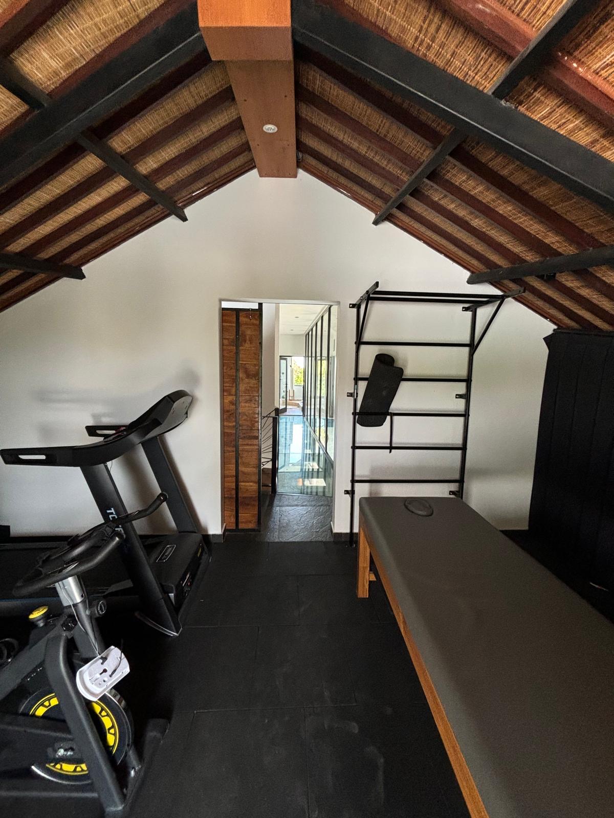 Spacious 6BR Villa w/ Rooftop Patio and Ocean Views, Cliffside Setting, photo 3