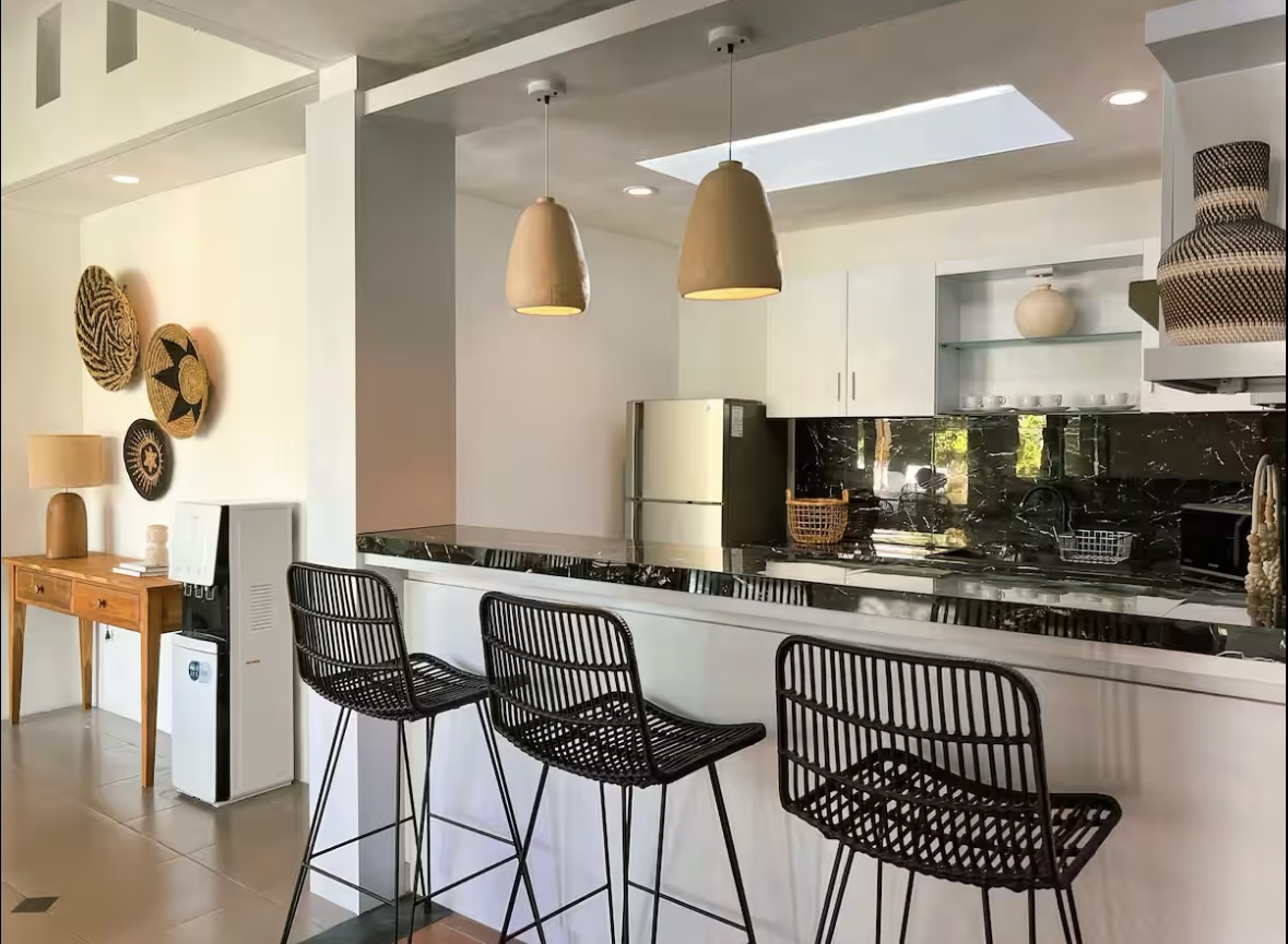 Modern 3BR Villa w/ Private Pool and Home Office, Beachside, photo 6