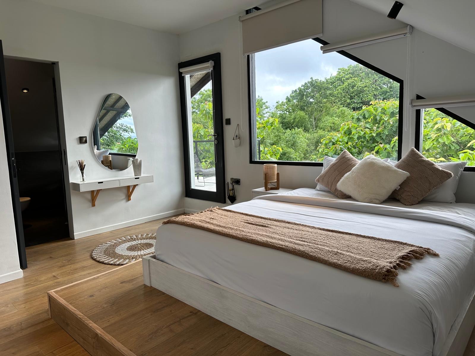 Spacious 6BR Villa w/ Rooftop Patio and Ocean Views, Cliffside Setting, photo 15