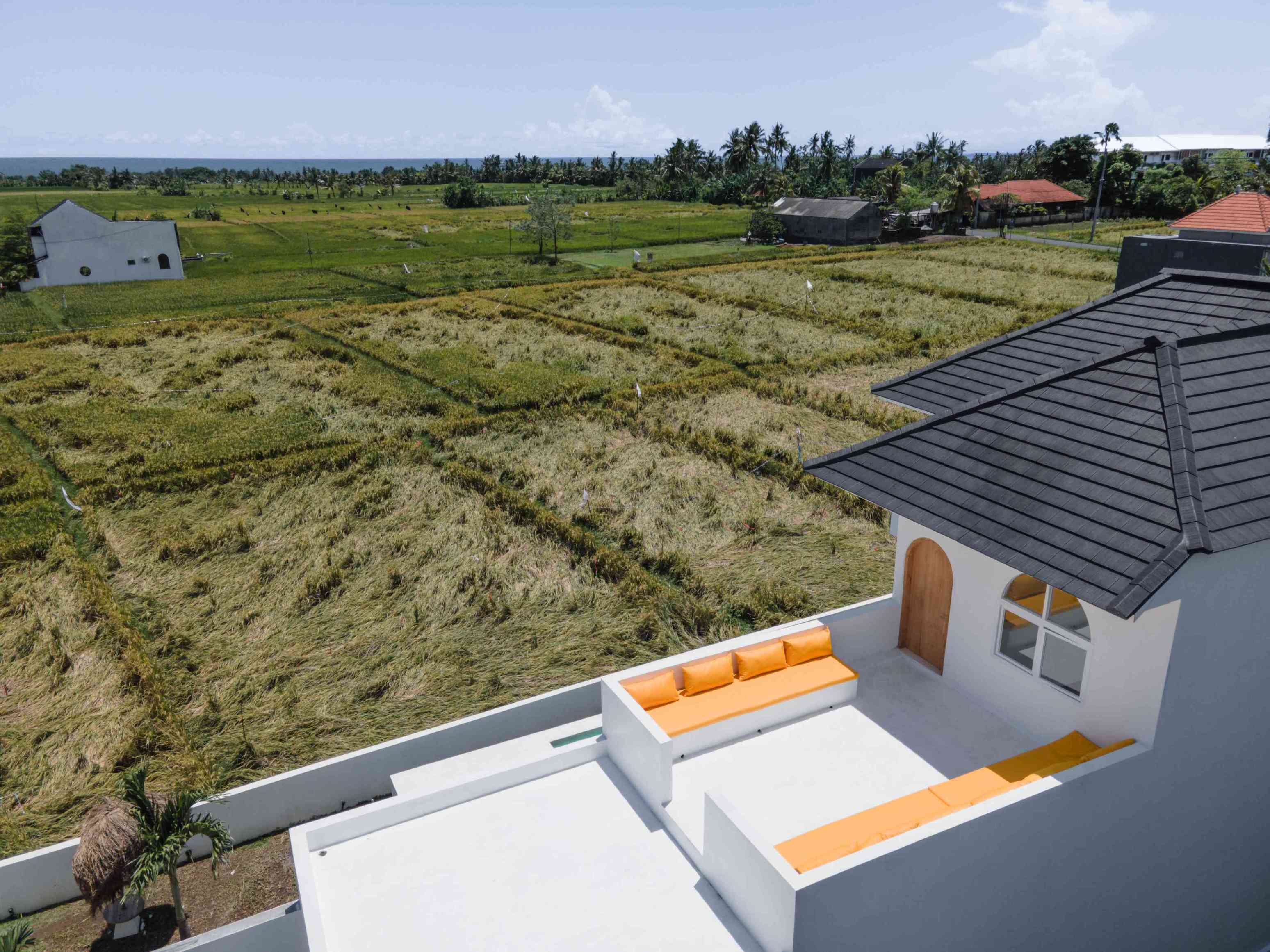 Modern 2BR Villa w/ Private Pool and Rooftop Terrace, Beachfront, photo 3