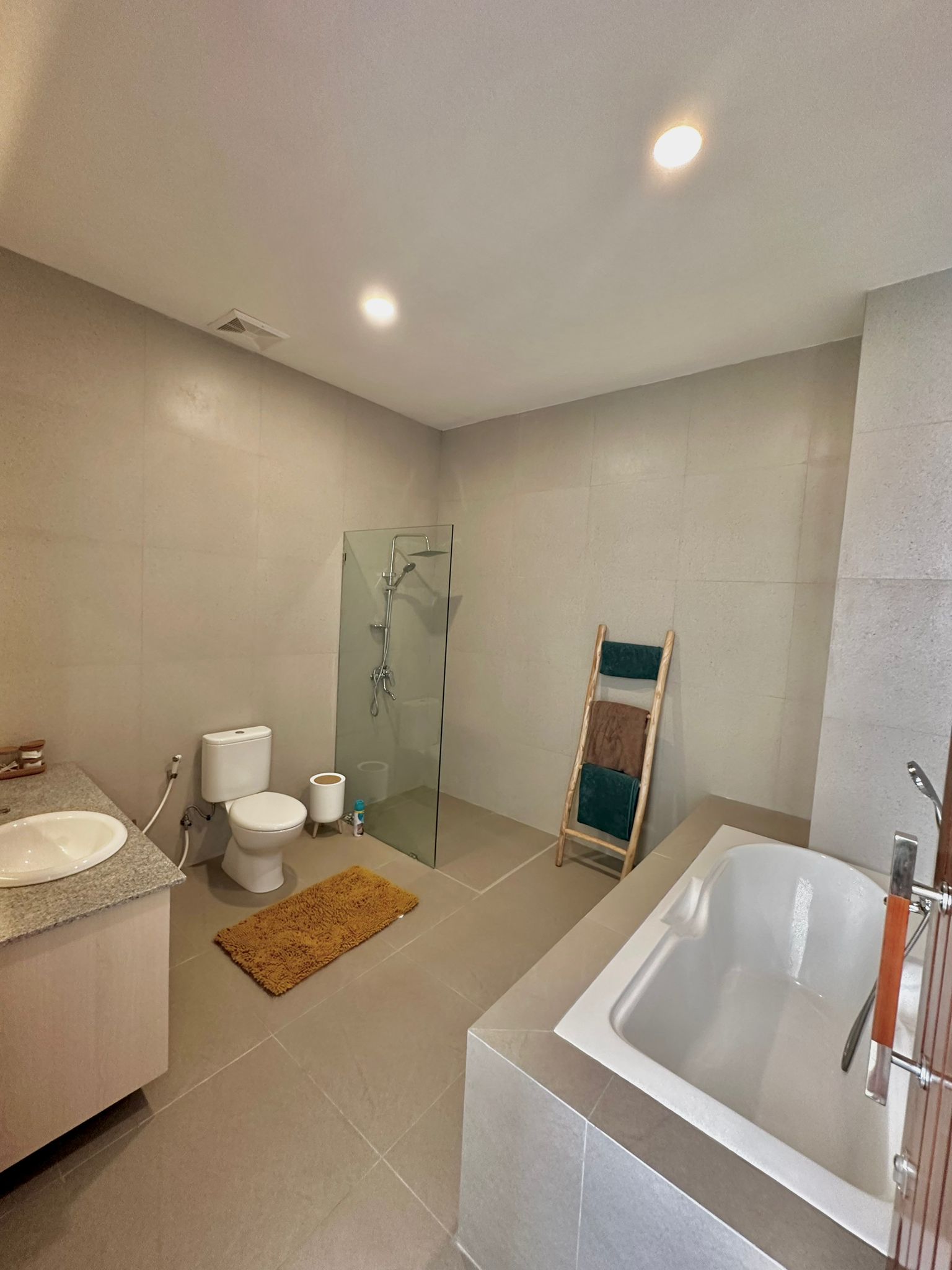Elevated 4BR Villa w/ Rooftop Patio and Ocean Views, photo 23