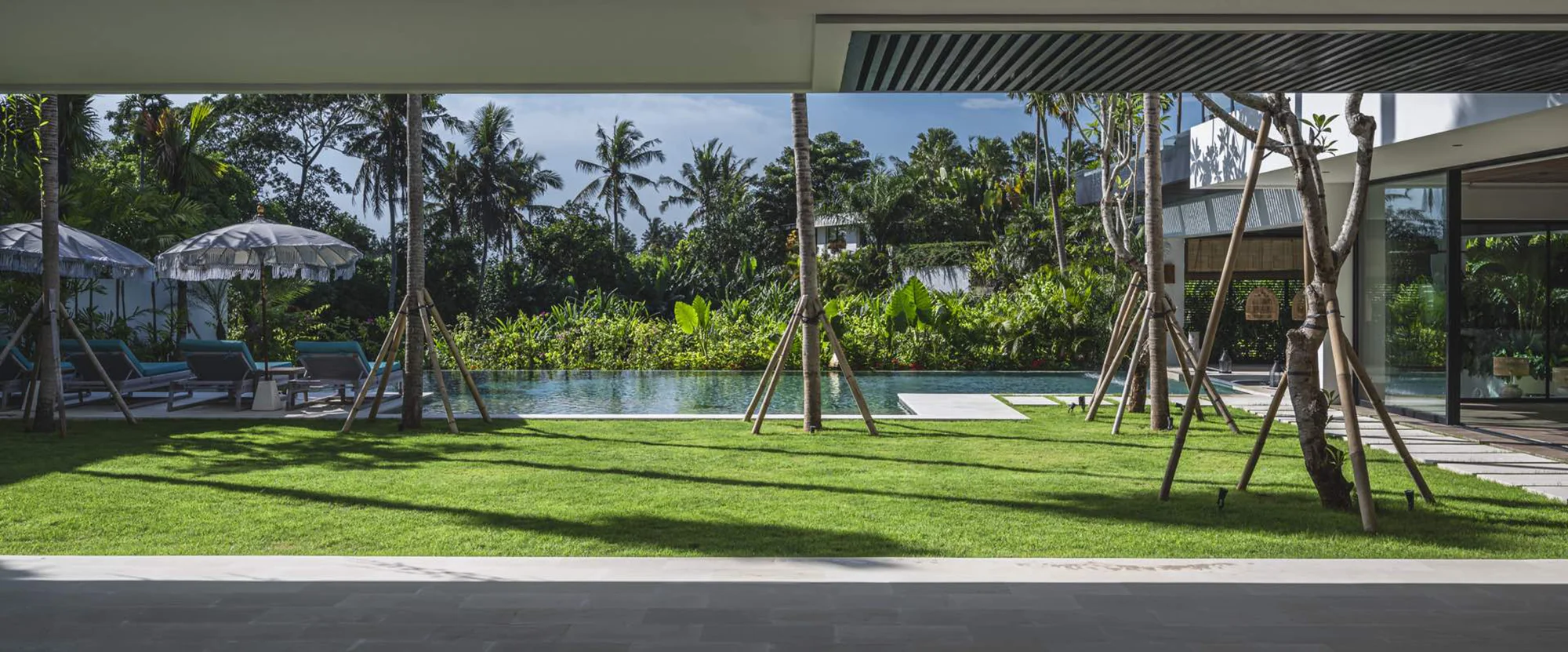 Freehold 5BR Estate Villa w/ 17m Pool, Glass-Base Plunge & Rooftop Terrace, photo 3
