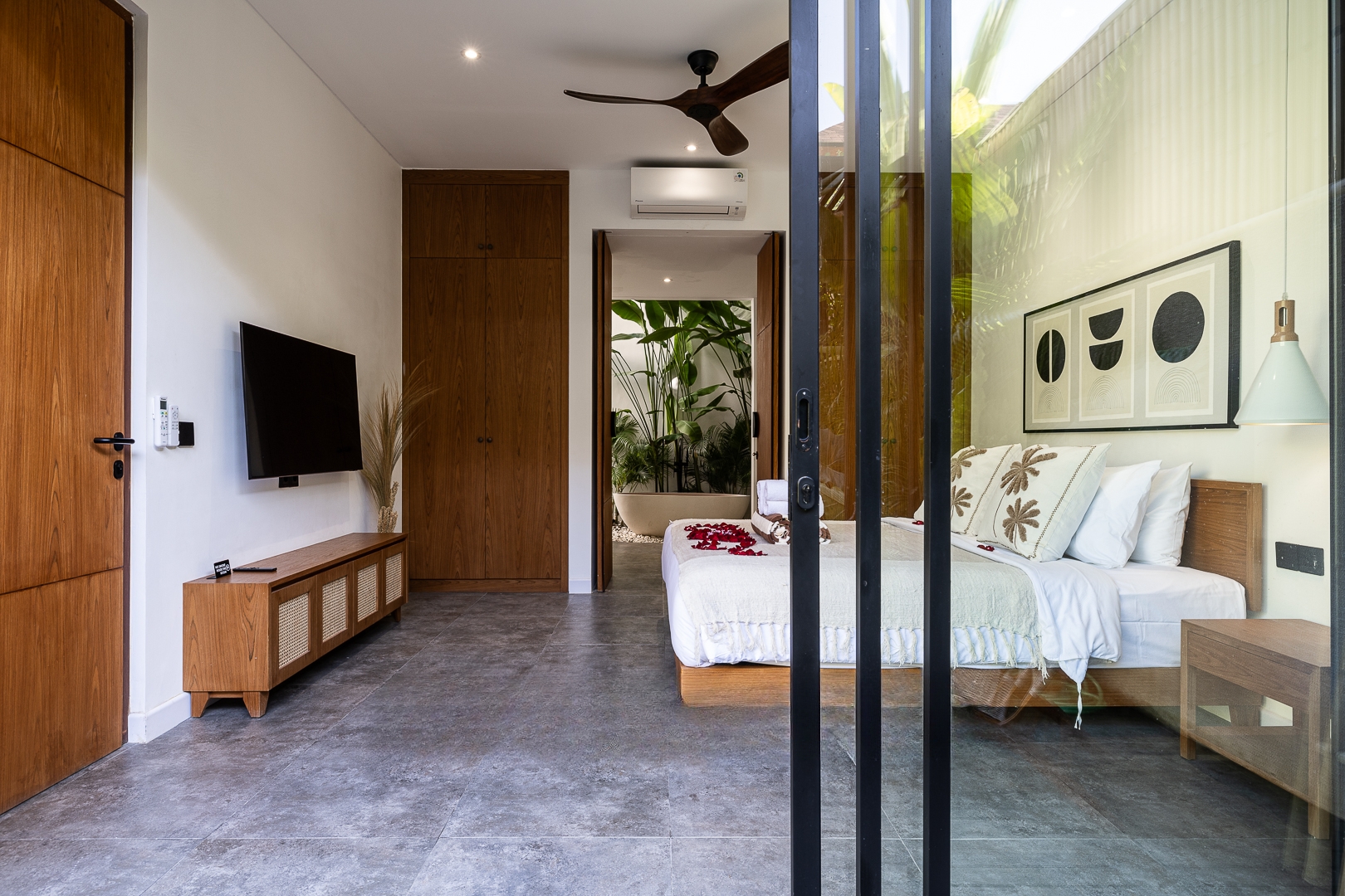 Premium 4BR Villa w/ Private Pool, Garden Spa Baths, and Beachside Setting, photo 5