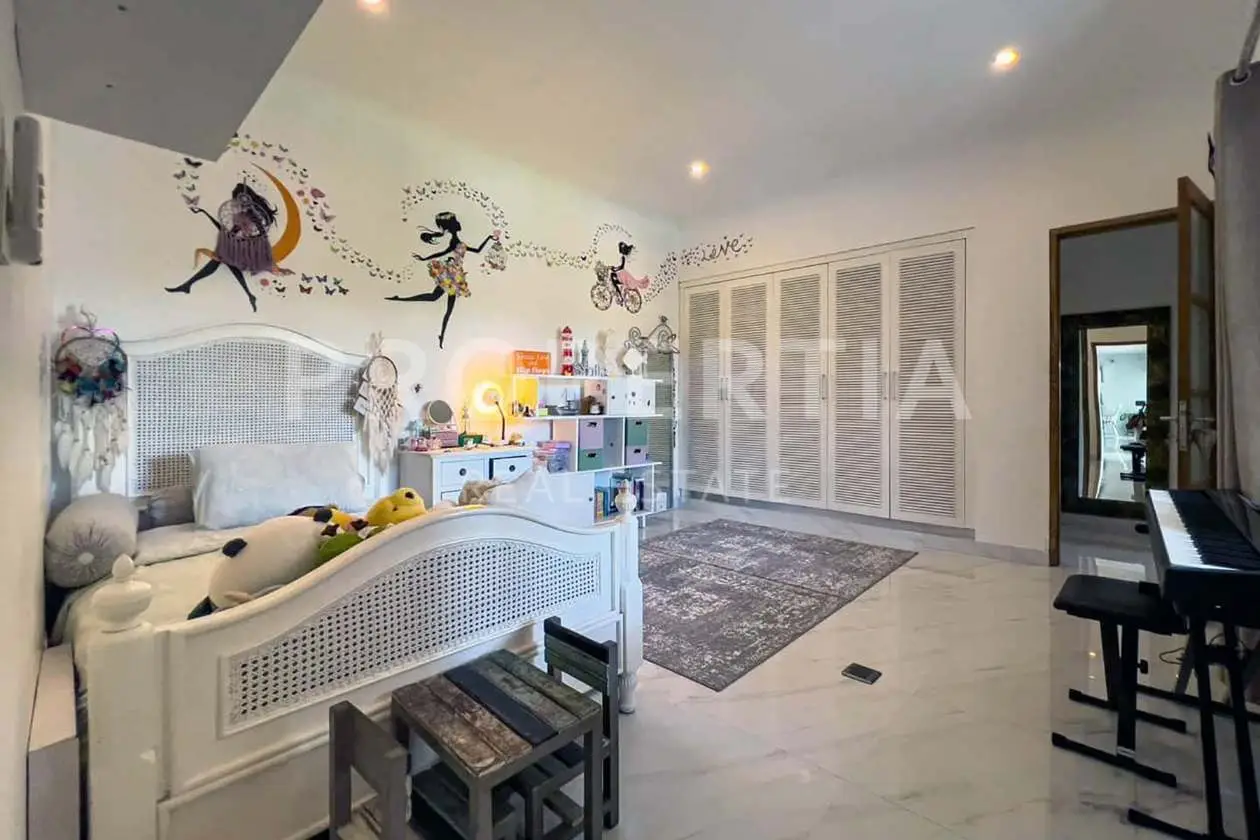 Elegant Contemporary Colonial Villa in Babakan, photo 15